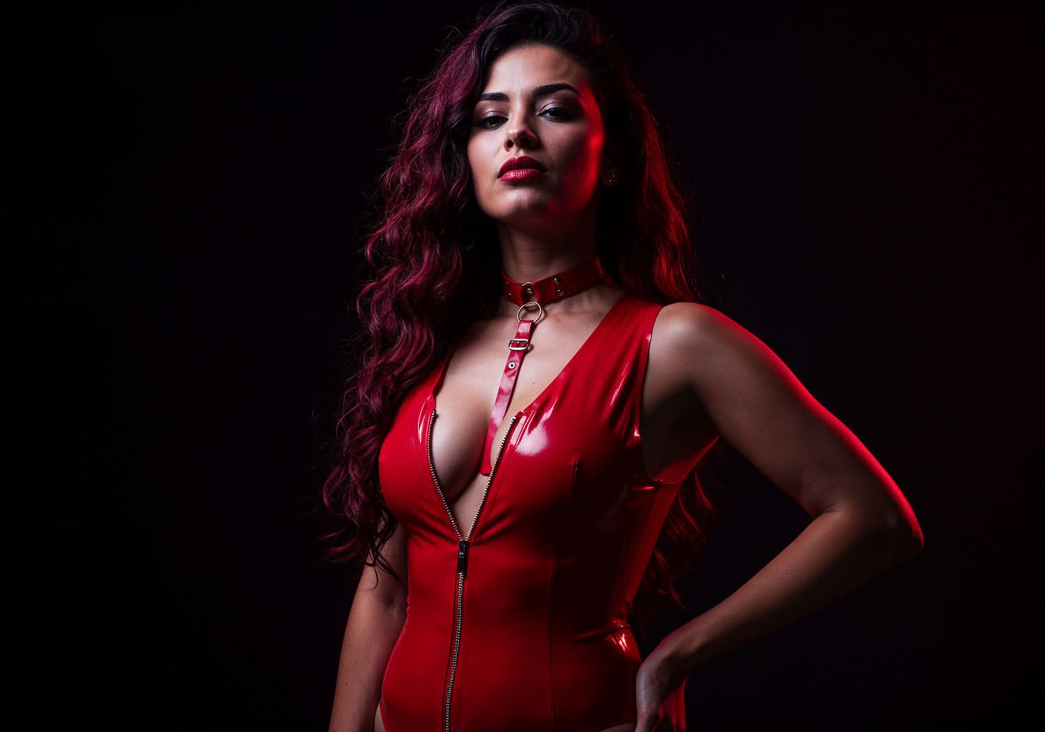 Seksowna bielizna – jak dopasować jaskrawo czerwone lateksowe body do figury i fryzury