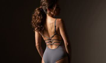 Seksowna bielizna – jak dopasować grafitowe body do figury i fryzury dla idealnego efektu