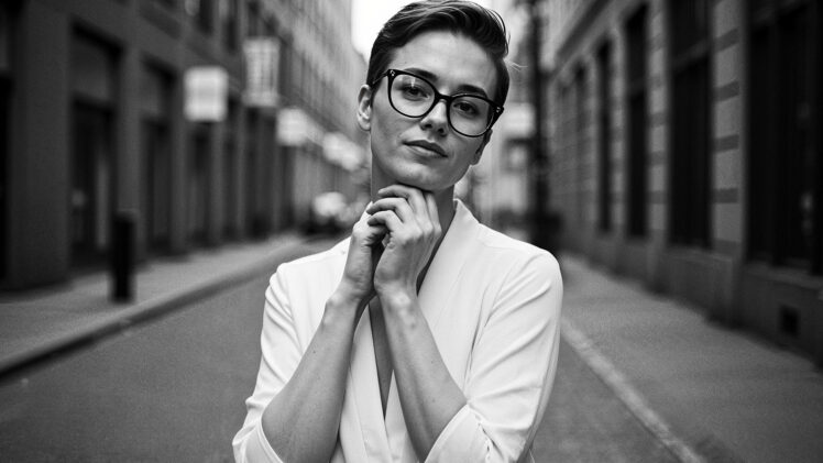 Chicas con lentes y cabello corto – zmysłowy intelekt w świecie mody