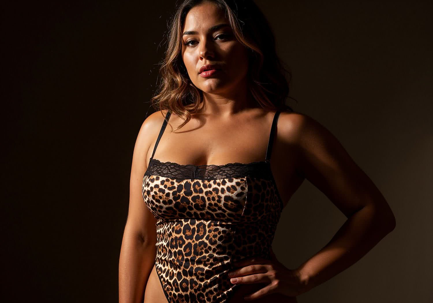 Seksowna bielizna w panterkę – jak dopasować body z wiązaniem do figury i fryzury dla zmysłowego efektu