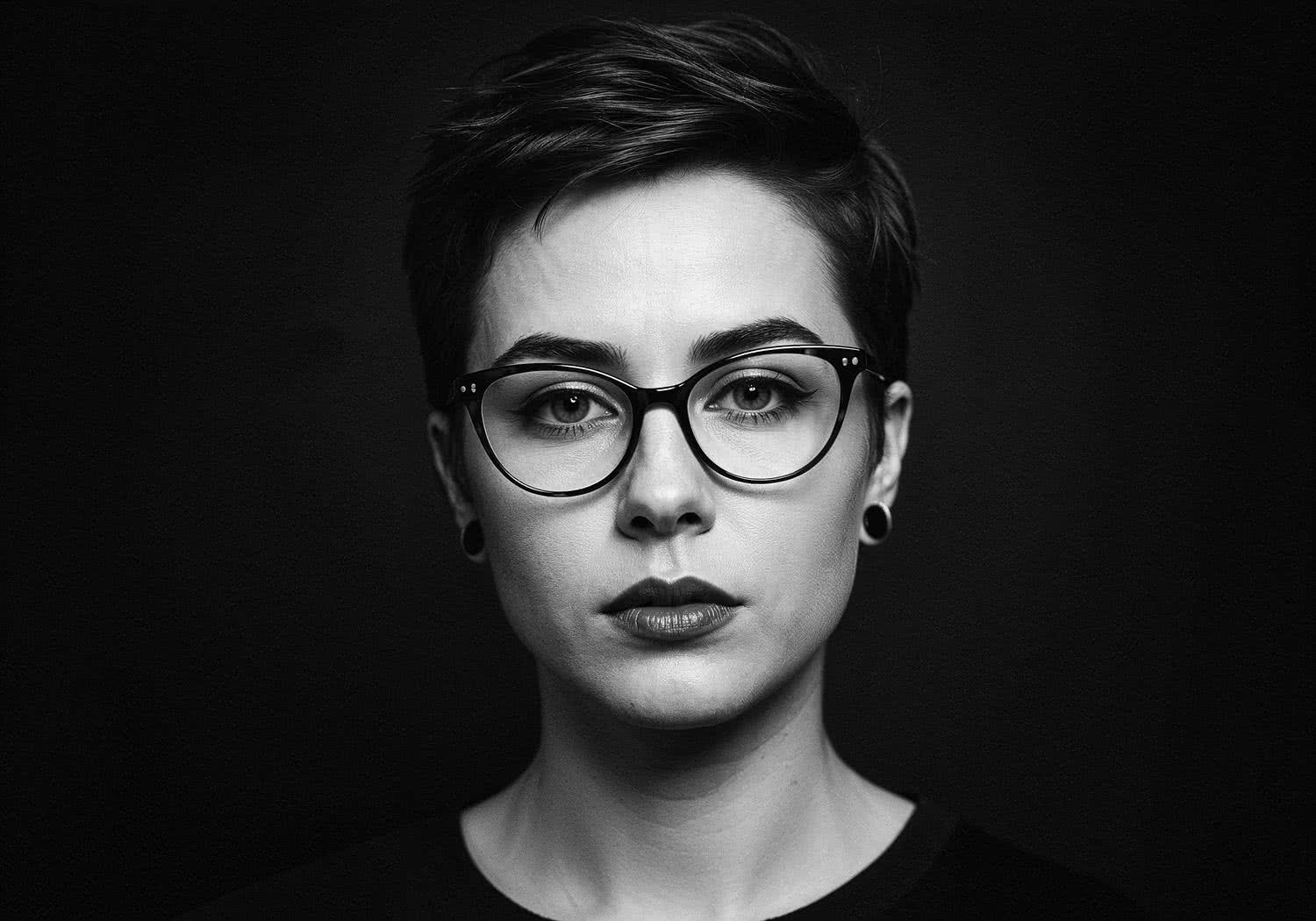 Chicas con lentes y cabello corto – sekret uzależniającego nerdy-sexy looku