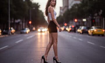 Chicas con tacones altísimos – Sekrety stylizacji ekstremalnie wysokich obcasów z mini, legginsami i sukienkami