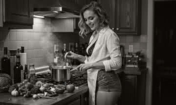 Chicas cocinando cosas divertidas – Erotyczny urok seksownych kucharzy w domowej kuchni