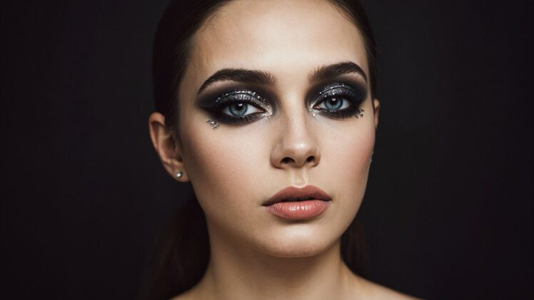 Chicas con maquillaje smokey intenso – Sekrety perfekcyjnego wieczorowego makijażu oczu