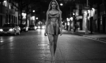 Chicas con vestido corto – mini sukienki, które kończą się tuż pod pośladkami i wydłużają nogi na kilometry