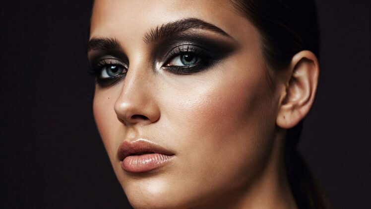 Chicas con maquillaje smokey intenso – totalny seksapil w makijażu