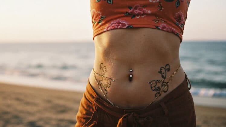 Chicas enseñando ombligo – erotyczna moc odsłoniętego pępka i sposoby na jego wyeksponowanie