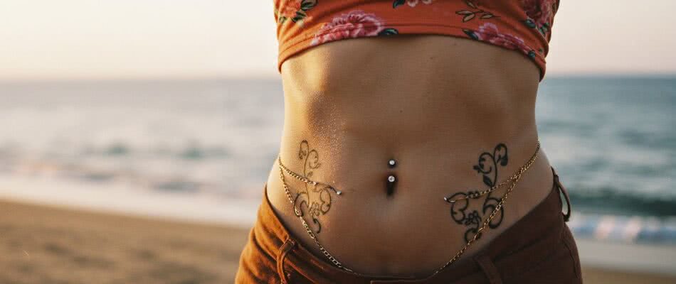 Chicas enseñando ombligo – erotyczna moc odsłoniętego pępka i sposoby na jego wyeksponowanie
