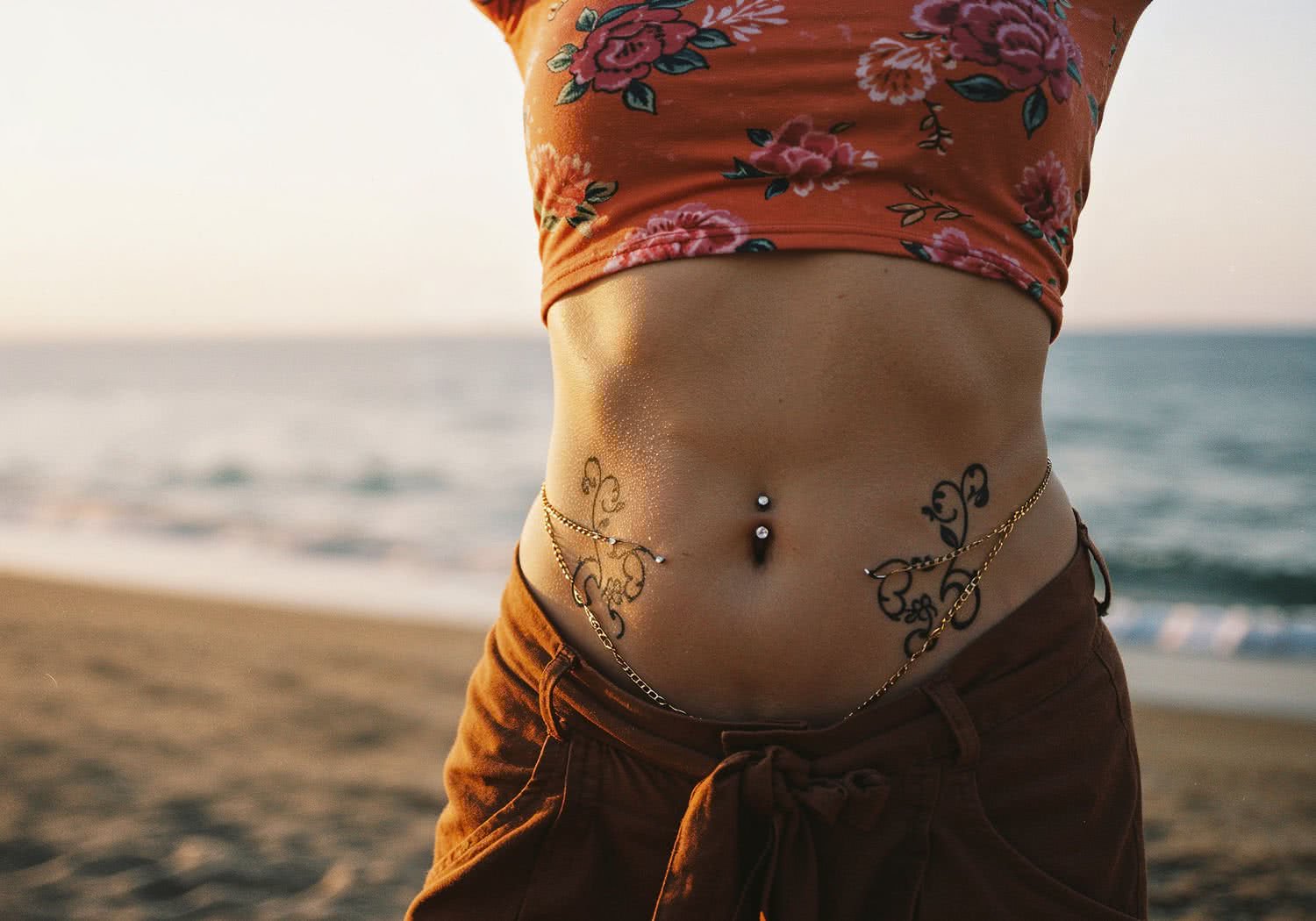 Chicas enseñando ombligo – erotyczna moc odsłoniętego pępka i sposoby na jego wyeksponowanie