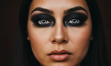 Chicas con maquillaje smokey intenso – hipnotyzujące spojrzenie, które uwodzi
