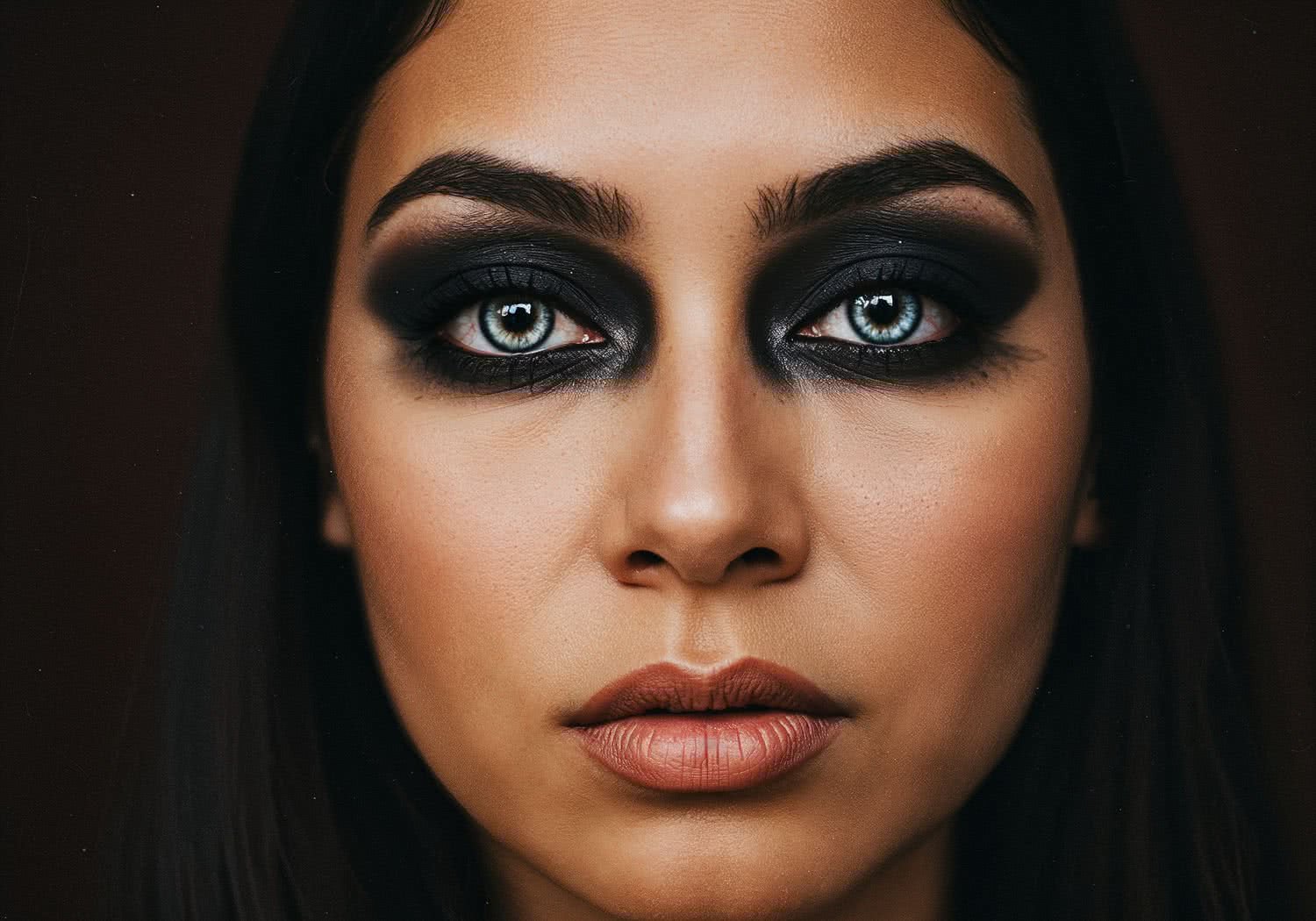 Chicas con maquillaje smokey intenso – hipnotyzujące spojrzenie, które uwodzi