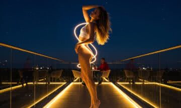 Magia wieczornego światła w szklanych balustradach – jak oświetlenie zewnętrzne tworzy romantyczny klimat na tarasie