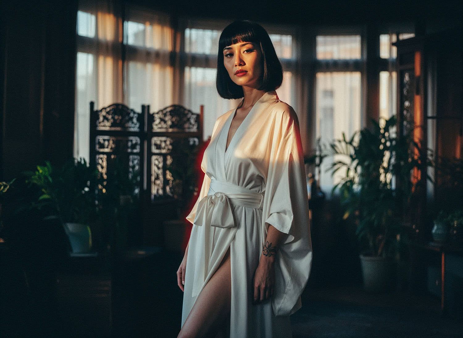 Porcelanowo-biała sukienka maxi z jedwabiu habotai – minimalistyczna elegancja inspirowana japońską estetyką