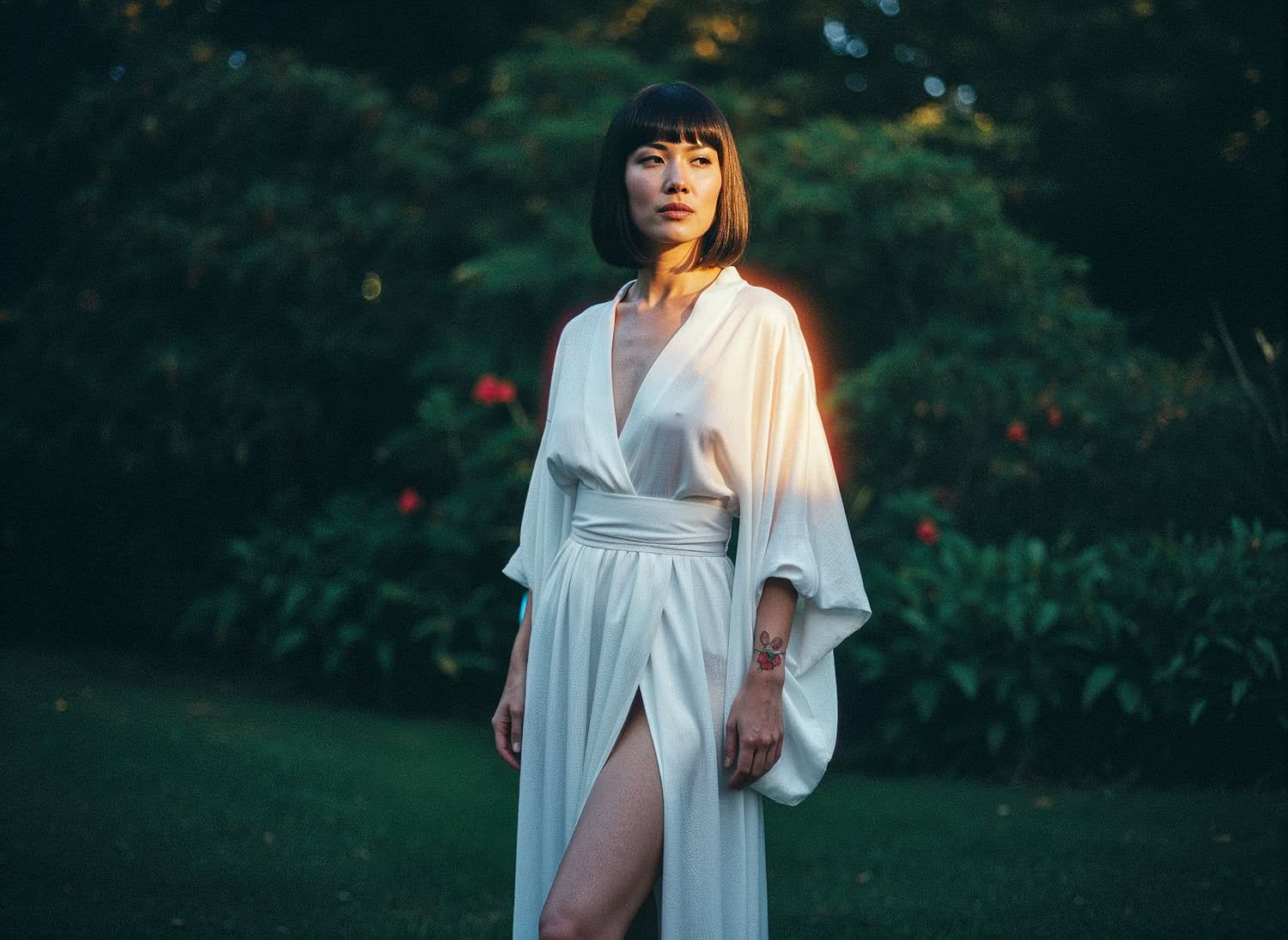 Porcelanowo-biała sukienka maxi z luksusowego jedwabiu habotai w stylu kimono – szczyt minimalistycznej elegancji