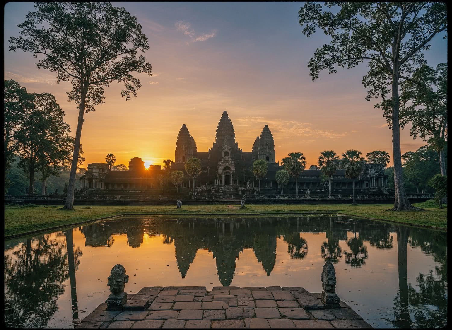 Angkor Wat skąpany w porannym słońcu – jak zaplanować wizytę w sercu kambodżańskiej dżungli