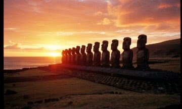 Odkrywanie tajemnic Wyspy Wielkanocnej – monumentalne posągi Moai w cieniu chilijskiego Pacyfiku
