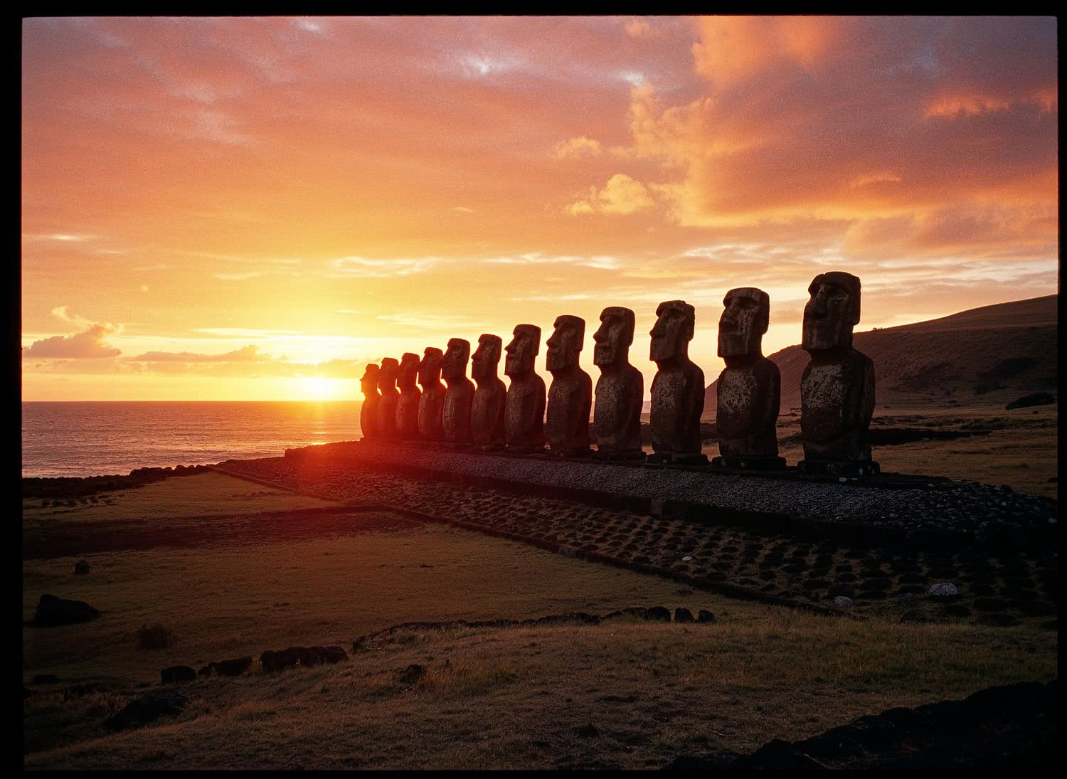 Odkrywanie tajemnic Wyspy Wielkanocnej – monumentalne posągi Moai w cieniu chilijskiego Pacyfiku