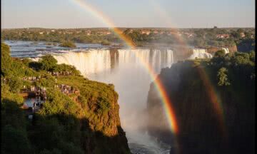 Wodospady Wiktorii od strony Zimbabwe – energetyczne i tłumnie oblegane miejsce idealne na letnią wyprawę