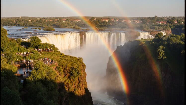 Wodospady Wiktorii od strony Zimbabwe – energetyczne i tłumnie oblegane miejsce idealne na letnią wyprawę