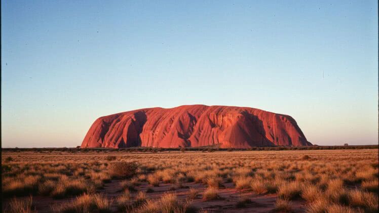 Przetrwanie w surowym Outbacku czyli jak bezpiecznie odkrywać majestatyczne Uluru latem