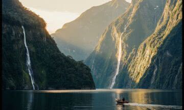 Szlakiem nowozelandzkich fiordów – zachwyt nad surowym pięknem i ciszą *Milford Sound* latem